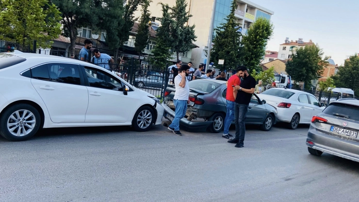 Römorktan Düşen Lastik Zincirleme Kazaya Neden Oldu