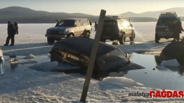 Rusya'da buz tabakası kırıldı, 45 araç suya battı