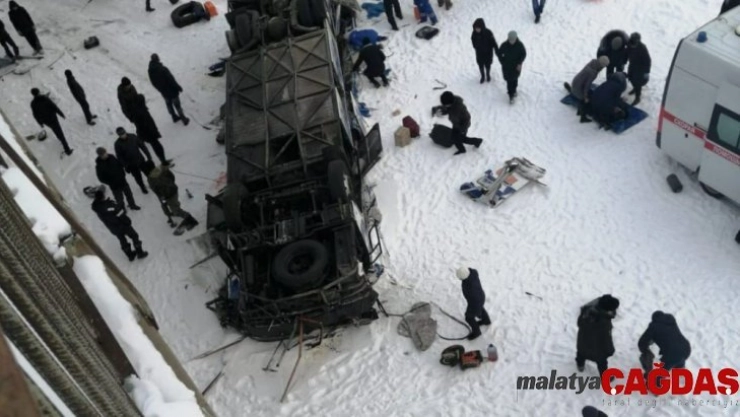 Rusya'da otobüs nehre uçtu: 15 ölü