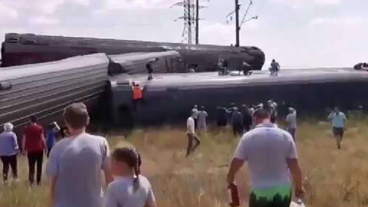 Rusya'da yolcu treni raydan çıktı: 100 yaralı