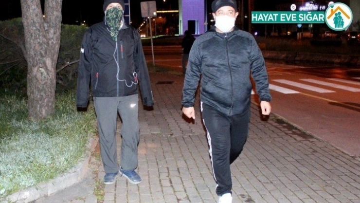 Saatin geç olmasına aldırmadan oraya hücum ettiler