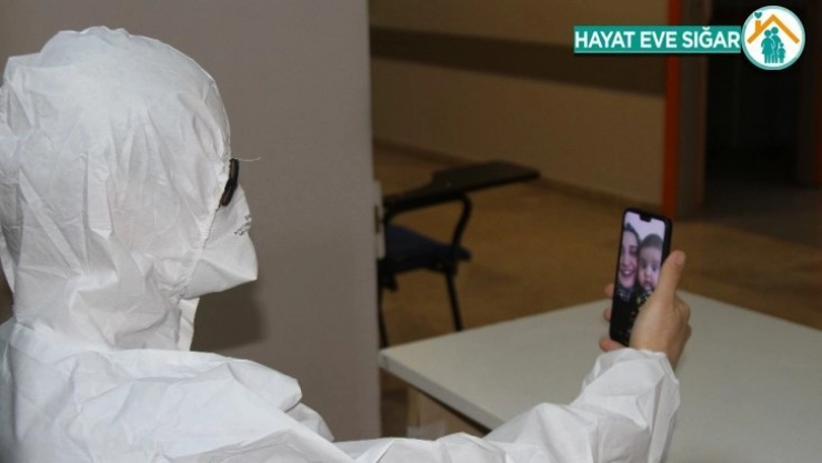 Sağlık çalışanı eşlerin duygu dolu görüşmesi