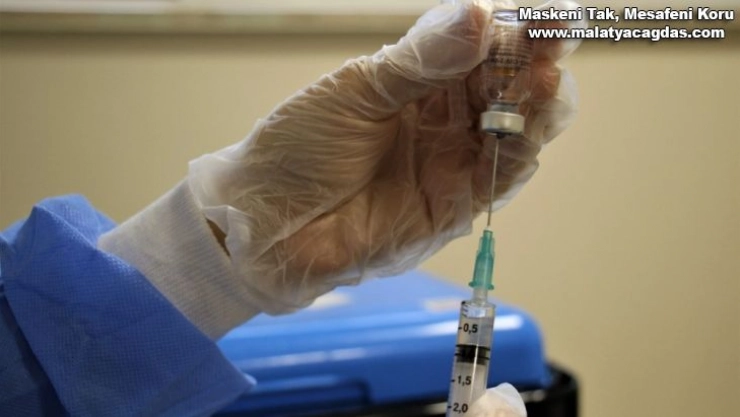 Sağlık çalışanlarına ikinci doz aşılama Elazığ'da başladı