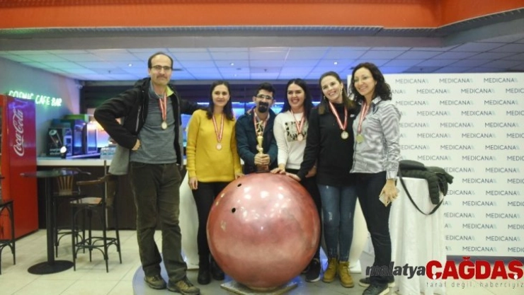 Sağlık çalışanlarının bowling heyecanı
