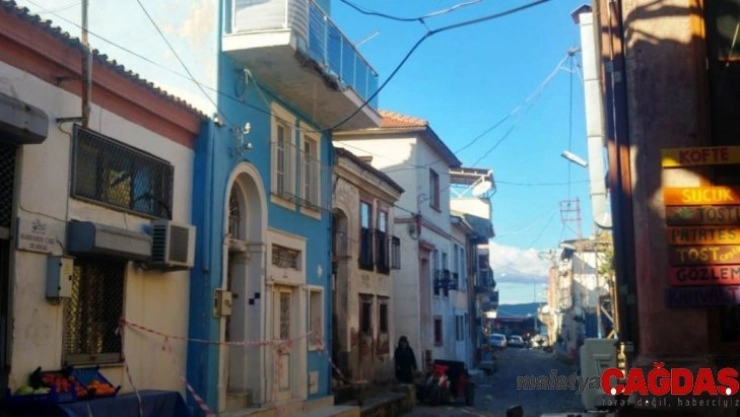 Sahibi yurt dışında olan evin balkonu korkutuyor