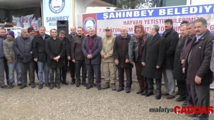 Şahinbey'de çiftçiye 7 bin ton yem dağıttı