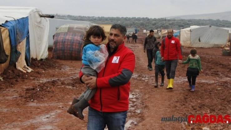 Saldırılardan kaçan Suriyeliler boş arazilere çadır kuruyor