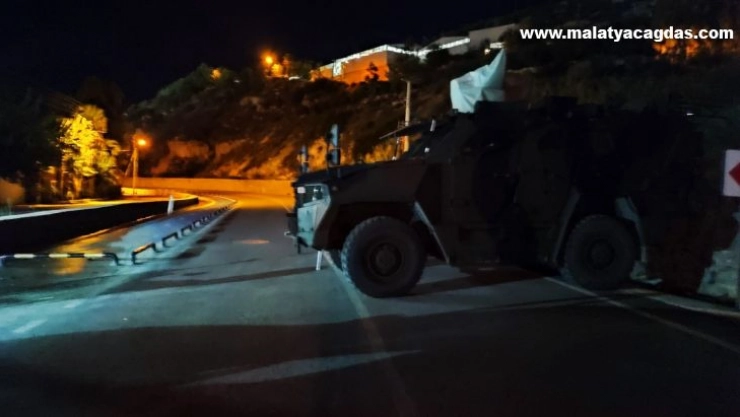 Samandağ-Arsuz yolu heyelan nedeniyle  trafiğe kapatıldı