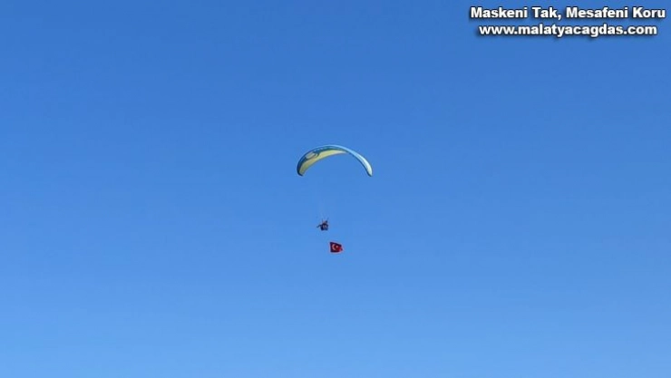 Samandağ'da yamaç paraşütüyle 19 Mayıs kutlaması