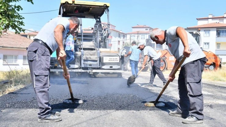 Samanlı Mahallesi'nin Yolları Sıcak Asfaltla Yenileniyor