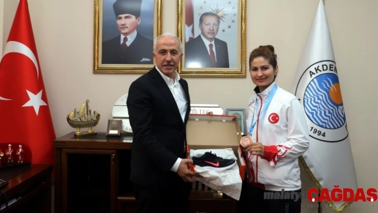 Şampiyon tekvandocu, madalya sevincini Başkan Gültak'la paylaştı