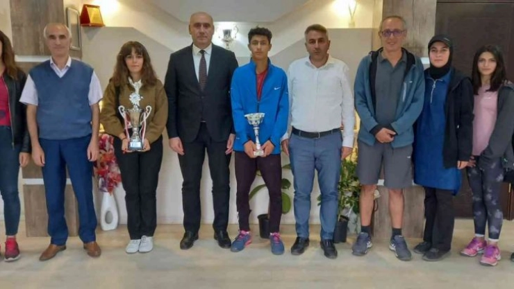 Şampiyon tenis akademisine kutlama