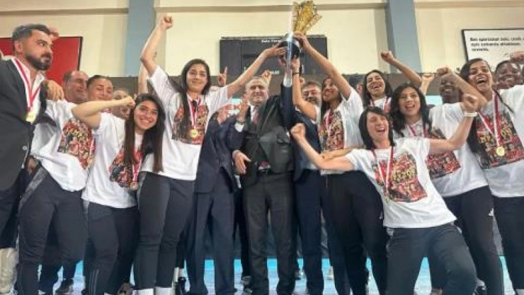 Şampiyon Yüksekova'ya Kupasını Bakanlar Güler, Bak ve Yumaklı Verdi