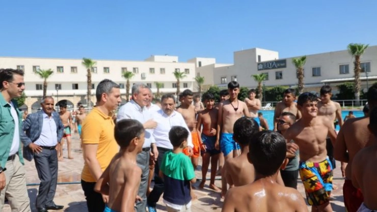 Şanlıurfa'da binlerce kişi belediye havuzlarında serinliyor