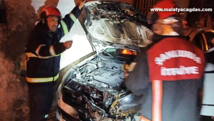 Şanlıurfa'da iki otomobil kundaklandı