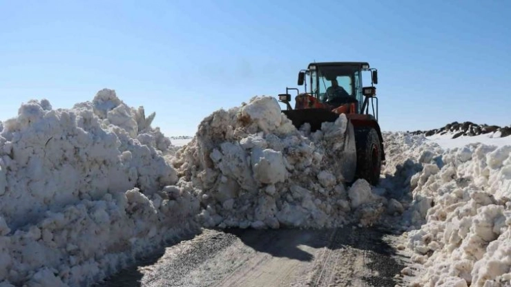 Şanlıurfa'da karla kaplı köy yolları bir bir açıldı