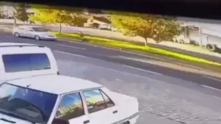 Şanlıurfa'da otomobilin çocuğa çarpma anı kamerada