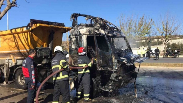 Şanlıurfa'da seyir halindeki tır alev alev yandı