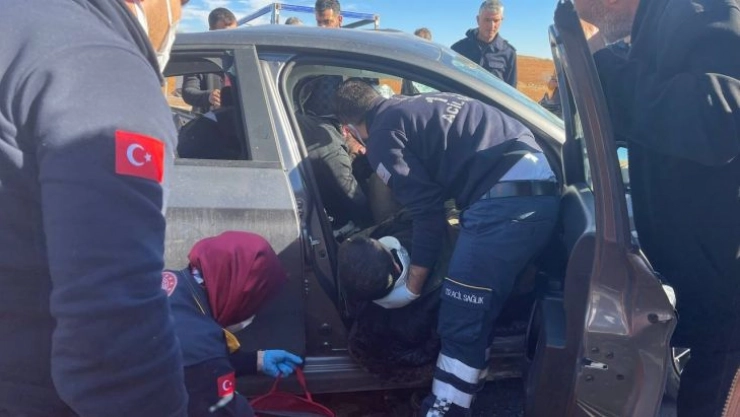 Şanlıurfa'da tır, kamyonet ve otomobil çarpıştı: 1'i asker 3 yaralı