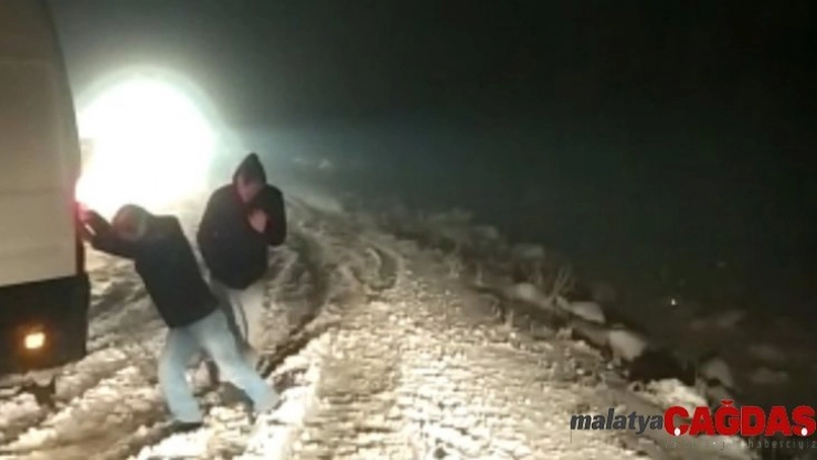 Şanlıurfa'da ulaşıma kar engeli