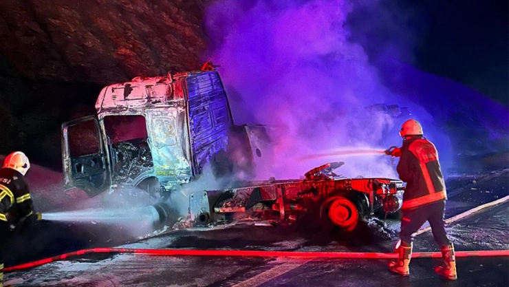 Şanlıurfa-Gaziantep otoyolunda akaryakıt yüklü araç alev aldı