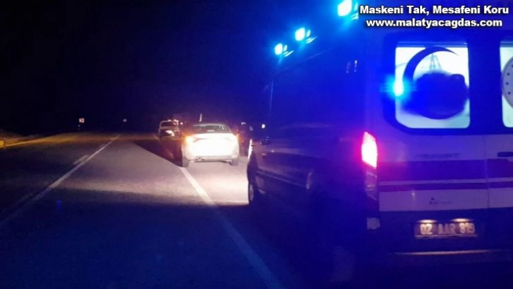 Şarampole devrilen otomobilin ön camından fırladı