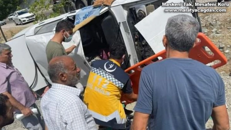 Şarampole uçan otomobilde bulunan 2 kişi yaralandı