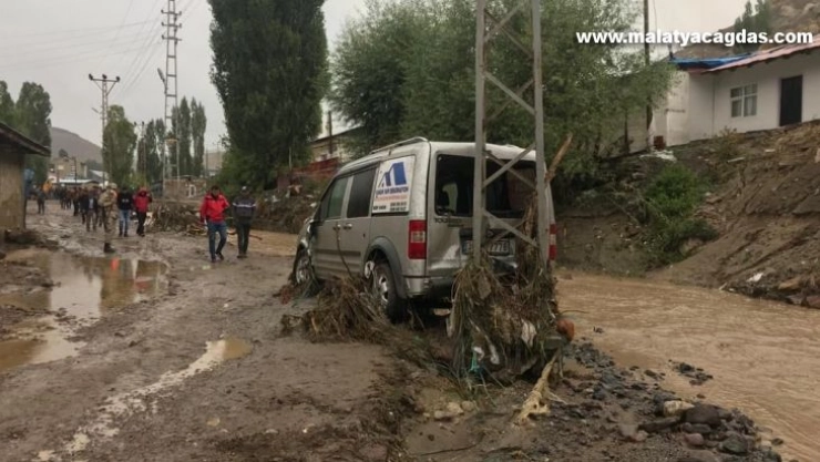 Sarıkamış'ı sel vurdu