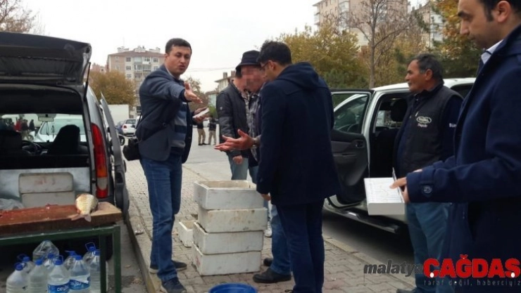 Satıcının el konulmak istenen balıklarını vermeme mücadelesi kamerada