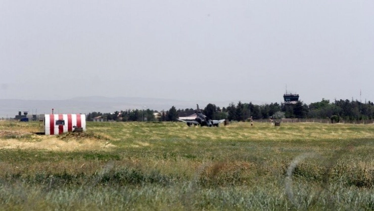 Savaş uçağı yere çakıldı, pilotlar atlayarak kurtuldu