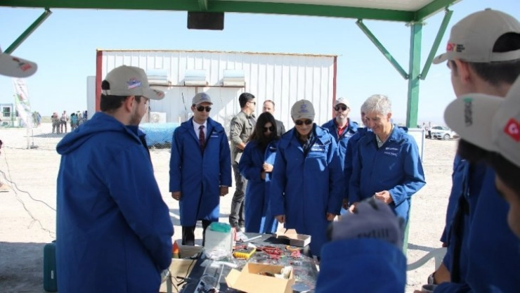 Savunma Sanayii Başkanı Demir, Tuz Gölü roket yarışlarına katıldı