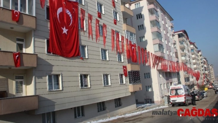 Şehidin Erzurum'daki evi Türk bayraklarıyla donatıldı