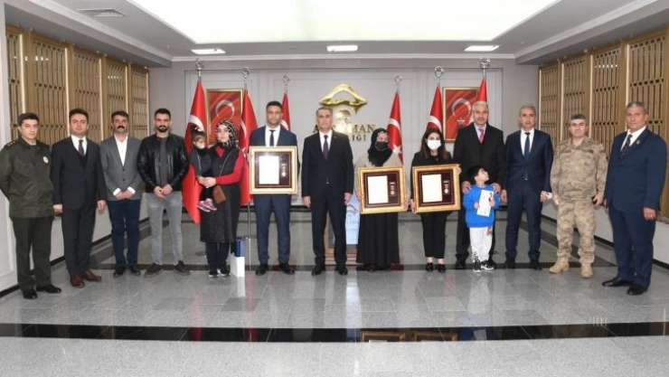 Şehit aileleri ve gazilere devlet övünç madalyası