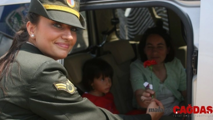 Şehit askerin karanfil dağıtırken çekilen görüntüleri yürekleri dağladı