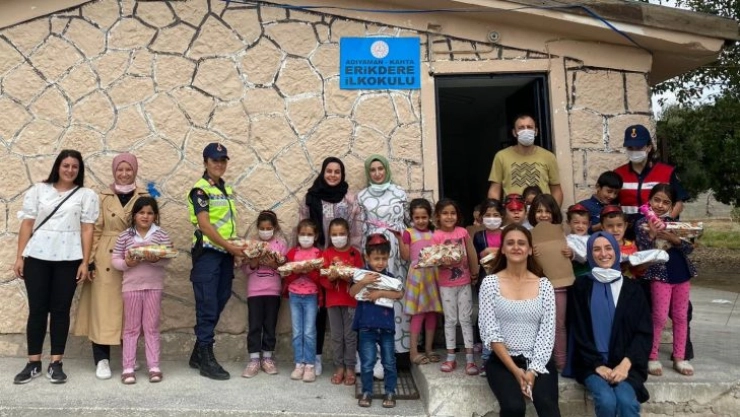 Şehit eşi ve gençlerden köy okulu öğrencilerine yardım