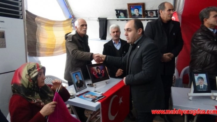 Şehit yakınları ve gazilerden evlat nöbetindeki ailelere ziyaret