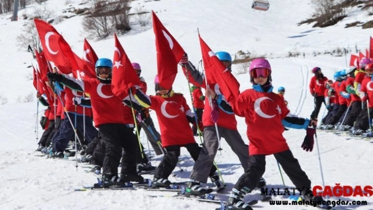 Şehitler için bayraklarla kaydılar