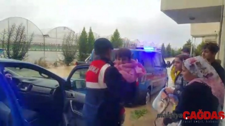 Sel nedeniyle evlerinde mahsur kalan 5 aileyi jandarma kurtardı