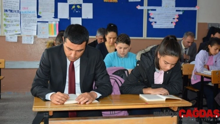 Selendi Kaymakamı Atak öğrencilerle kitap okudu
