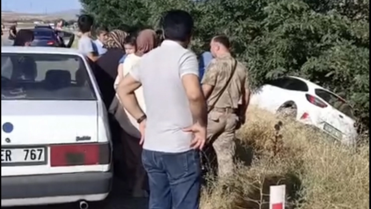 Şenova Mevkiinde Korkutan Kaza: Araç Şarampole Uçtu