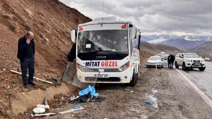 Servis midibüsü yamaca çarptı: Bir ölü, 16 yaralı
