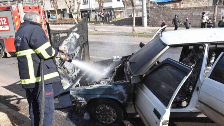 Seyir halindeki LPG'li otomobil alev aldı