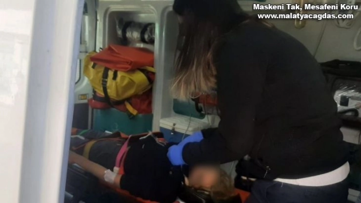 Seyir halindeki motosiklet devrildi: 2 yaralı