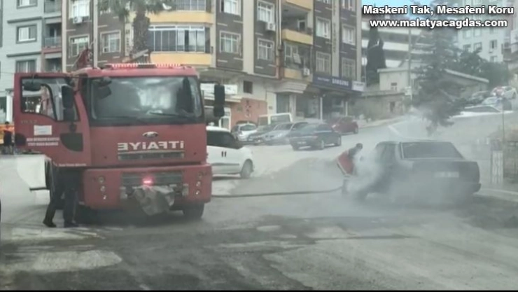 Seyir halindeki otomobil alev aldı, yangını itfaiye ekipleri söndürdü