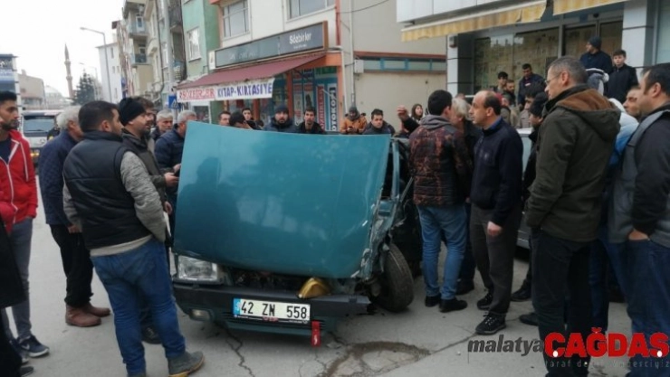 Seyir halindeki otomobil park halindeki araçlara çarptı: 3 yaralı