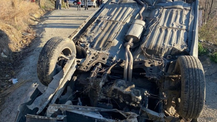 Seyir halindeki otomobil takla attı: 2 yaralı
