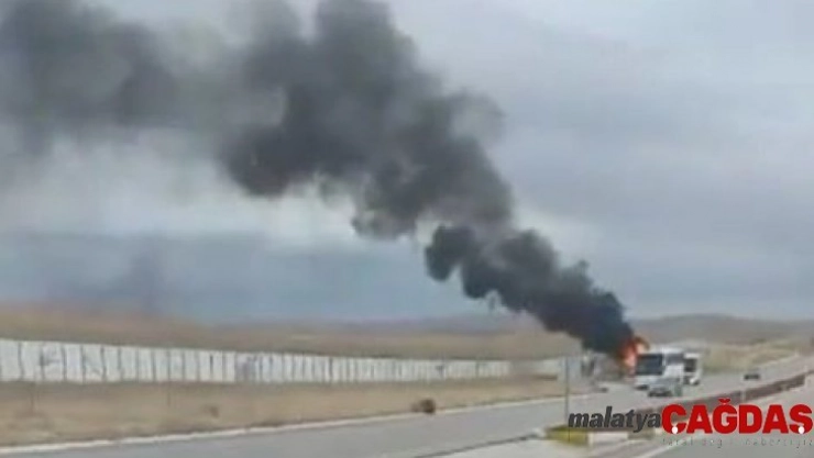 Seyir halindeki tır alev alev yandı