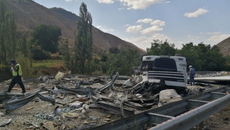 Seyir halindeki tır yola devrildi felaket kazada şoför feci şekilde hayatını kaybetti