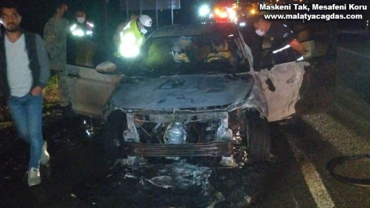 Seyir halindeyken alev alan otomobil yandı