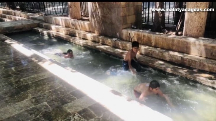 Sıcaktan bunalan çocuklar kanalda serinledi